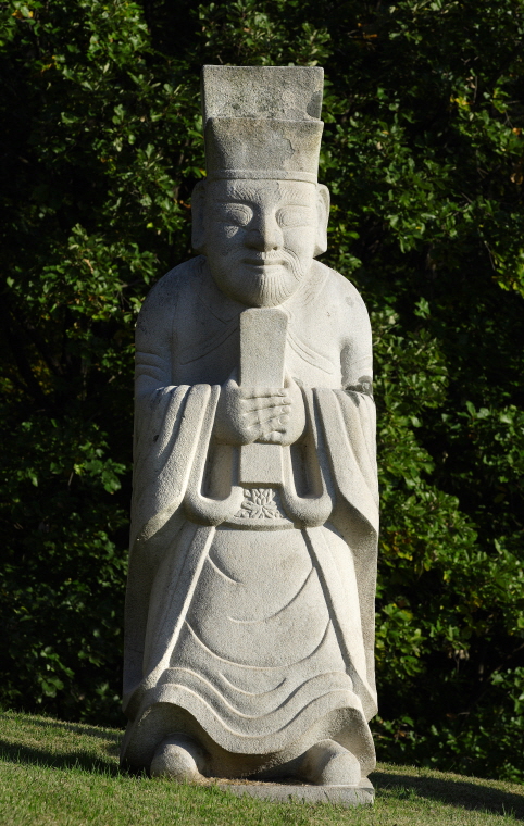 제18대 현종 숭릉의 동측 문석인, 구 영릉(寧陵)(1695년) 석물을 재사용